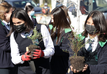 Alumnas del Colegio Huelén rescatan sitio eriazo con jardín sustentable